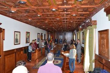  La profesora Celia Jiménez pone voz en el Pleno al manifiesto institucional contra la violencia machista (Foto TA)